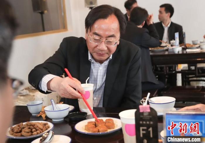 绍兴市委书记门店就餐. 王阳阳 摄