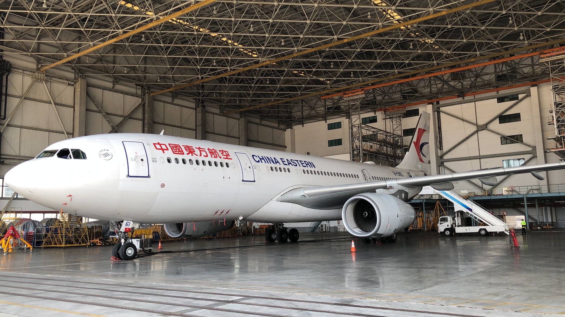 316个客舱座椅不见了…抗击疫情,东航两架a330飞机紧急"客改货"