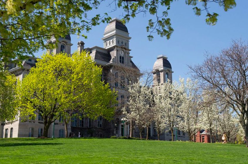 被观众誉为"篮球之声"的名人堂级评论员马夫·阿尔伯特(marv albert)