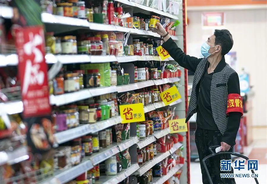  ▲3月24日，市民在武汉汉口某超市内选购商品。随着疫情好转，武汉部分超市在保持社区团购基础上，对无疫情小区的居民有序开放。（新华社记者 熊琦 摄）