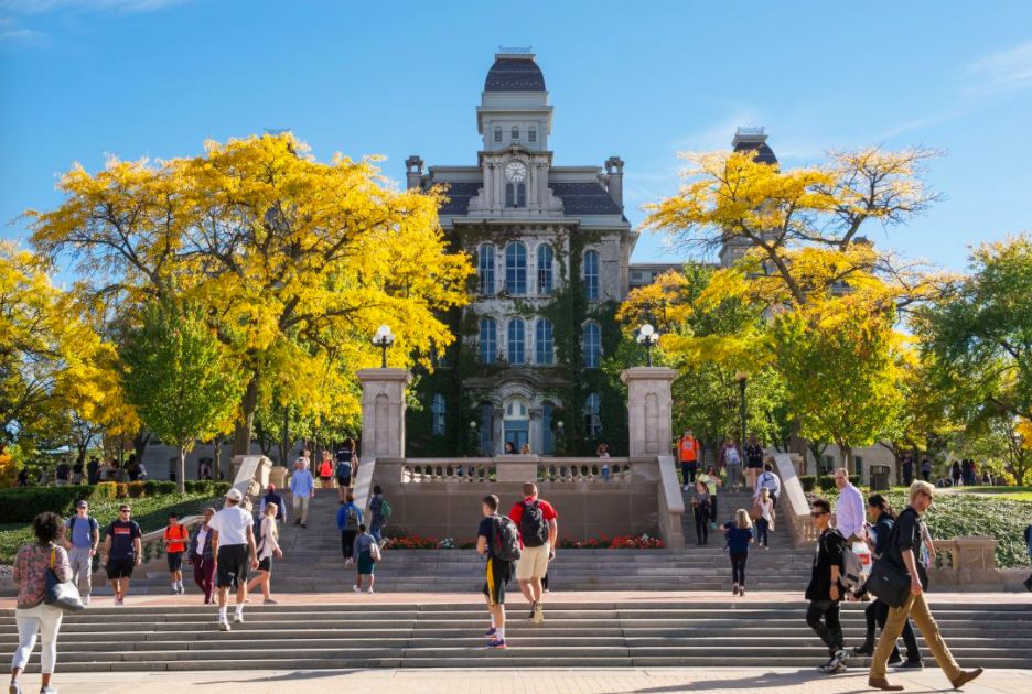 被观众誉为"篮球之声"的名人堂级评论员马夫·阿尔伯特(marv albert)