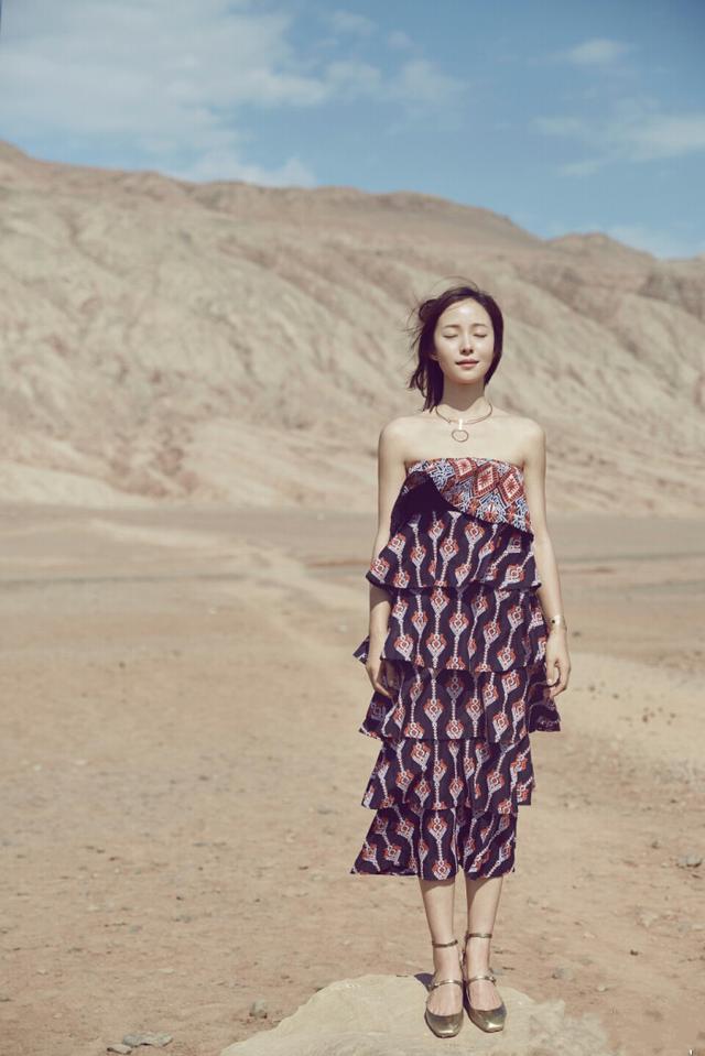 "江一燕"美到骨子里,穿黑色吊带连衣裙开高叉,凹凸感曲线太强