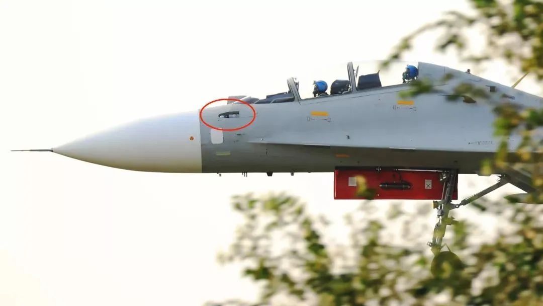 歼10战机加油管粗大无比像一个大烟斗为啥不搞成伸缩式的