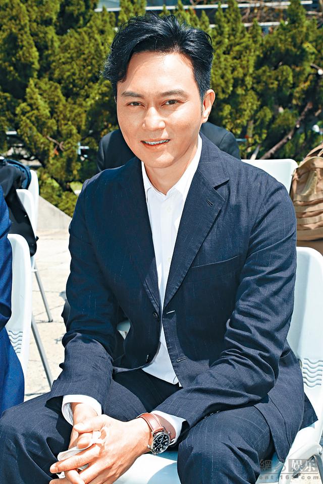 张智霖西装革履荷尔蒙爆棚