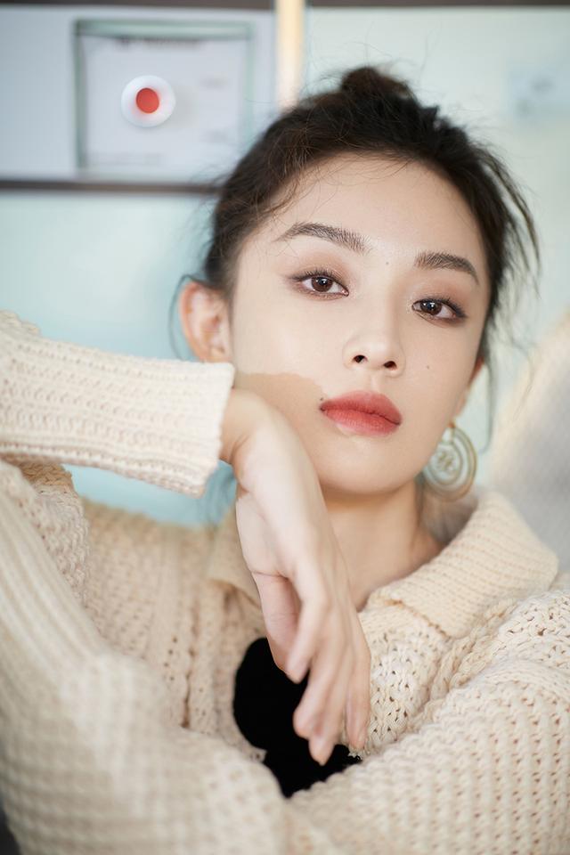 孙佳雨最新时尚写真曝光 可盐可甜风格百变