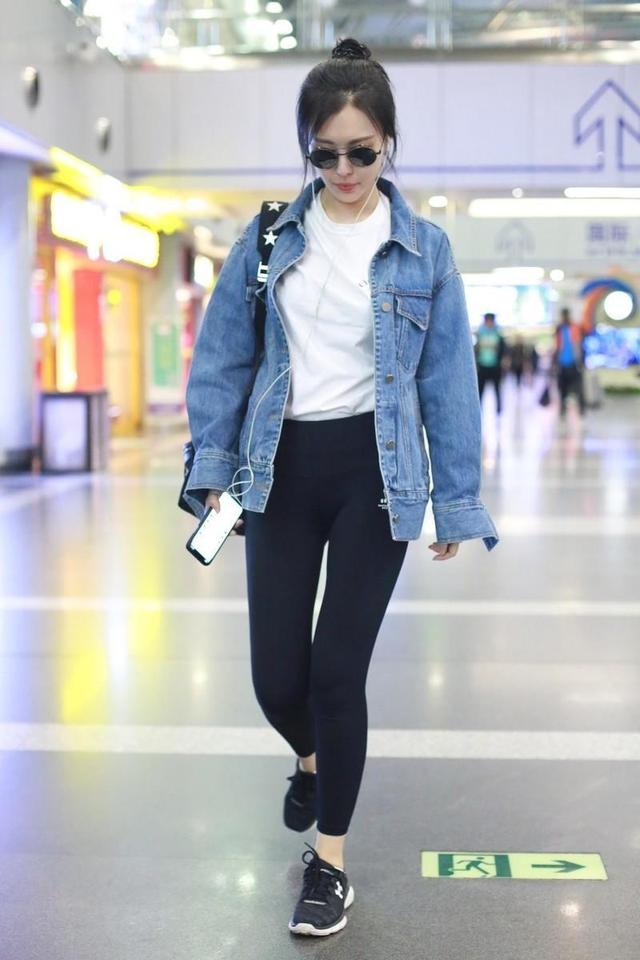 田朴珺终于低调了,穿牛仔外套配白t恤走机场,打底裤秀出好身材