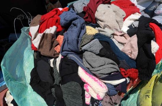 宝妈送5斤旧衣服给亲戚,转手就被扔了