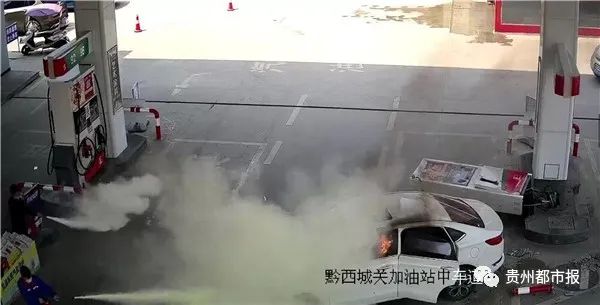 ↑ 加油站工作人员们快速灭火