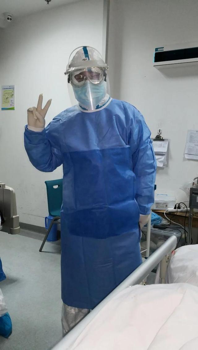 今天,沈新给记者发了一张在安吉的自拍照:画面中的鲜花烂漫盛开,沈新