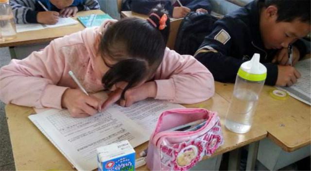 陈浩民晒女儿写作业,照片里的细节,让网友议论纷纷:这爸咋当的