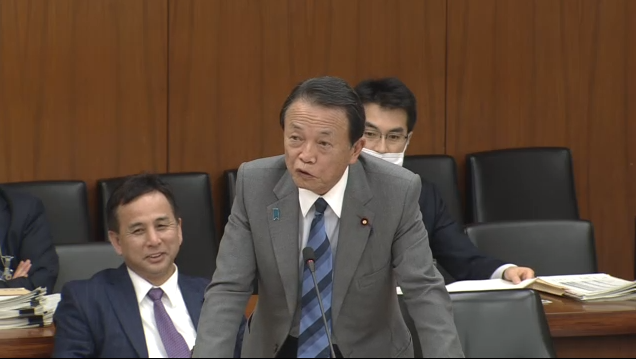 麻生身后的财务副大臣远山清彦笑了（日本众议院录播截图）