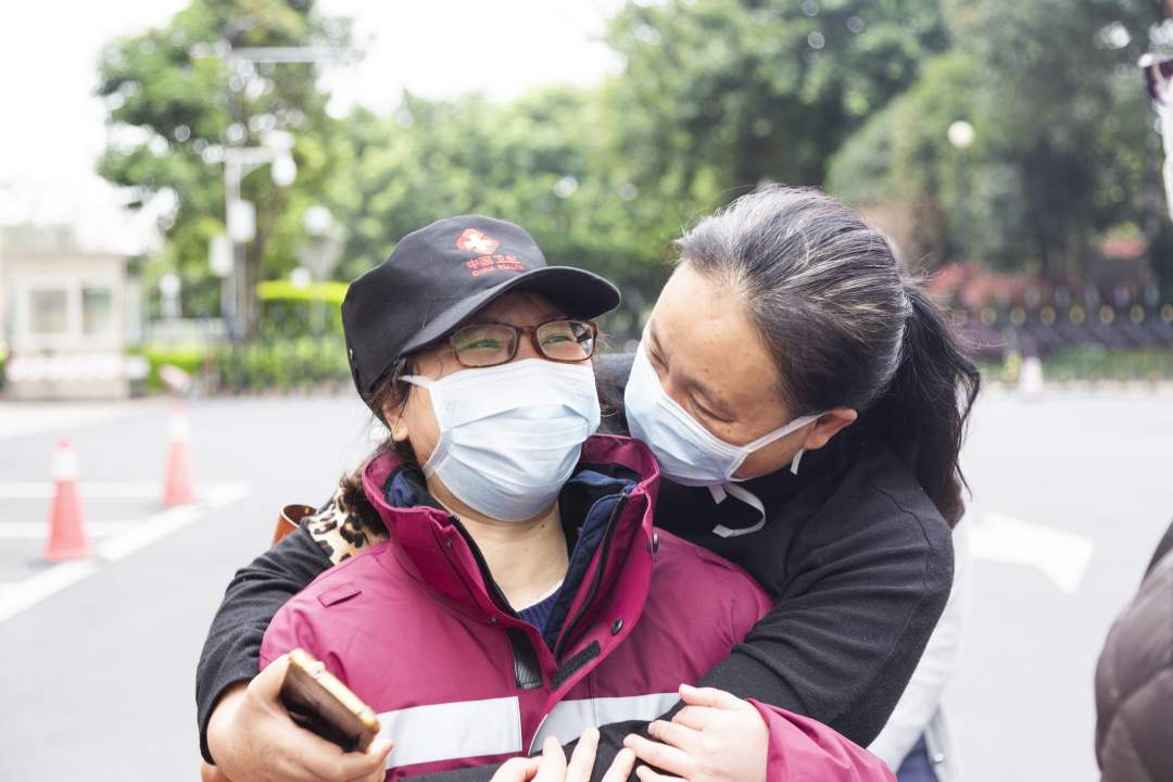 专家组成员与家属道别。焦艳 摄