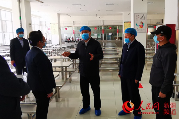 联合检查组在新疆实验中学开展学校开学复课食品安全检查指导.