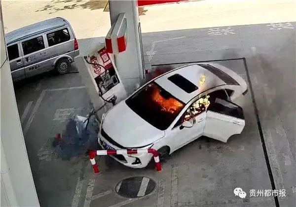 ↑ 燃着火冲进加油站的白色轿车