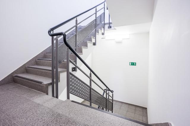 北京晚报评论:小区楼梯间的风险可在入境时拦截