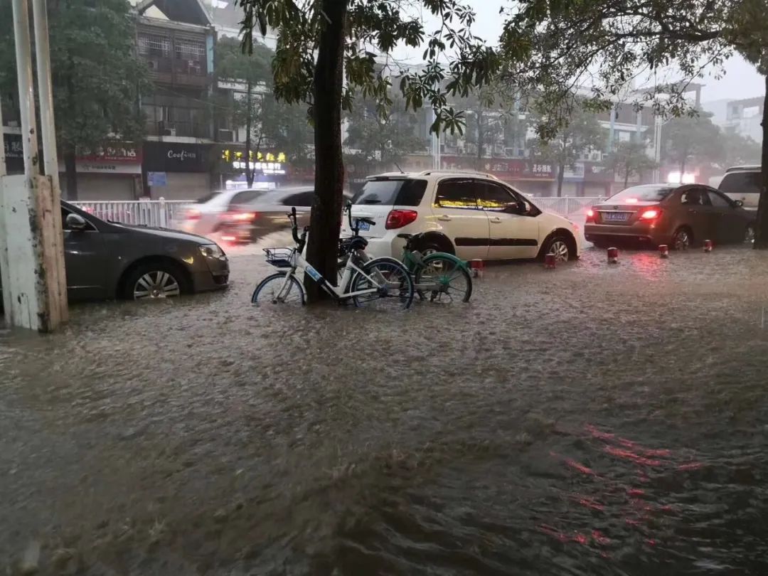 今早南宁狂风暴雨,有路段积水没过轮胎!你被堵在上班路上了吗?