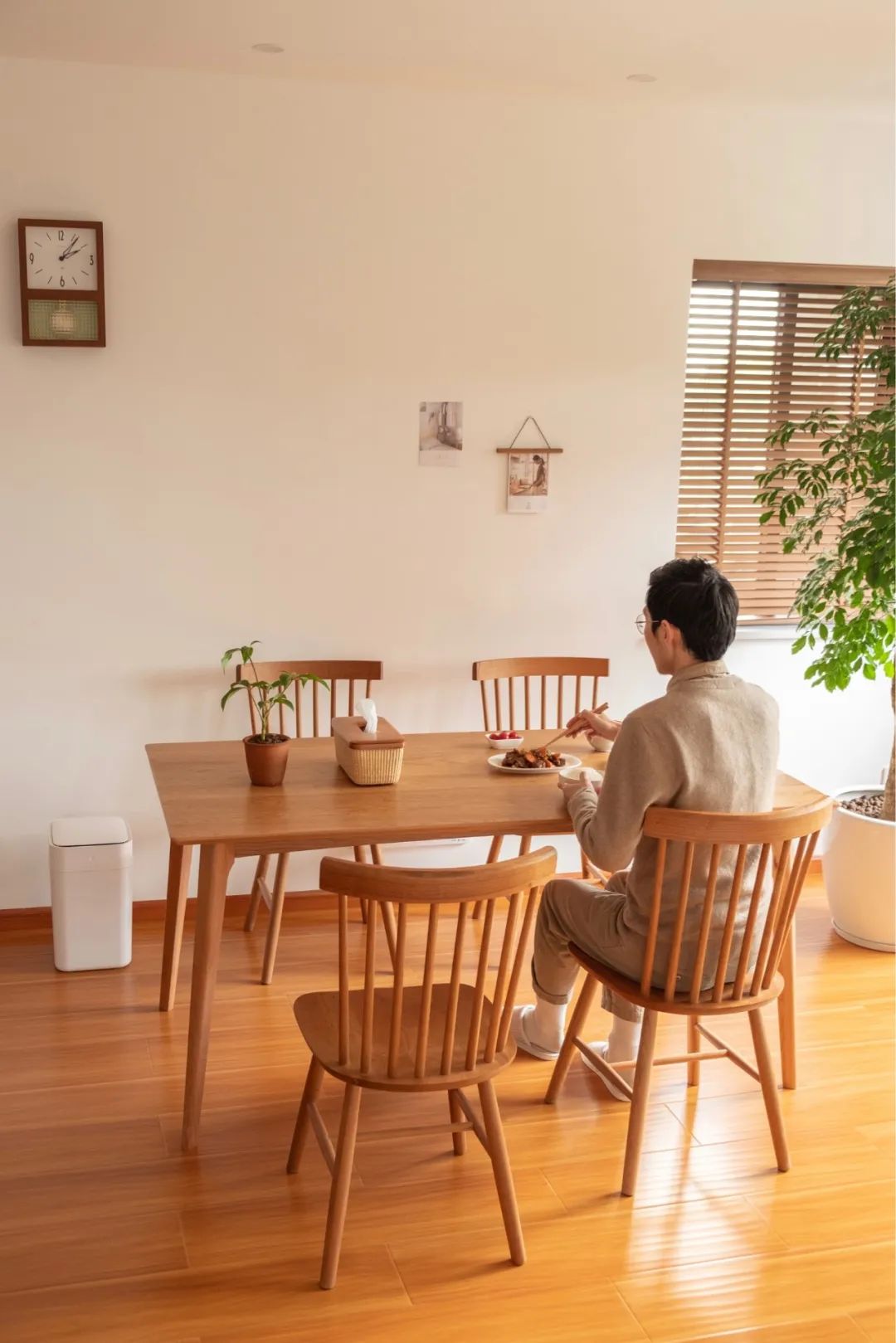 餐厅摆实木餐桌椅,用餐氛围精致情趣,生活过得有仪式!