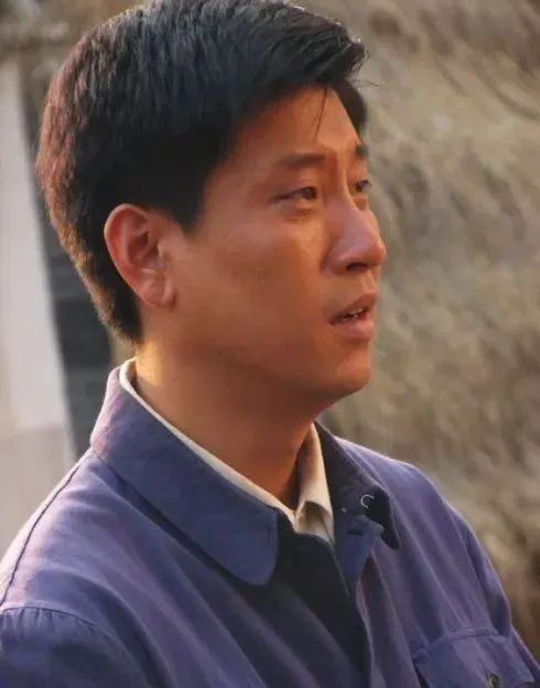 在电视剧《福贵》中饰演胡凯