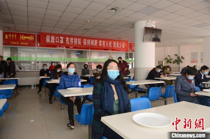 呼和浩特市中学进行开学疫情防控演练 食堂一人一桌就餐