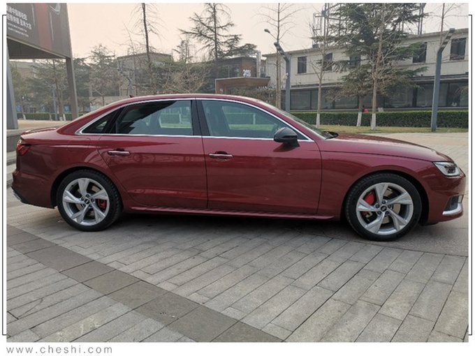 奥迪新款A4L国内实拍！升级双外观，2.0T“混动”，涨价也很香