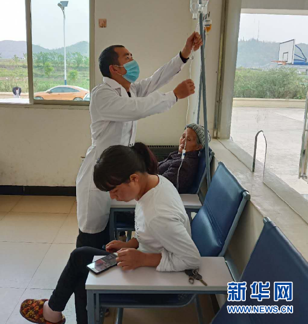 侯鹏在村卫生室为村民开展日常诊疗服务.新华网发(受访者供图)