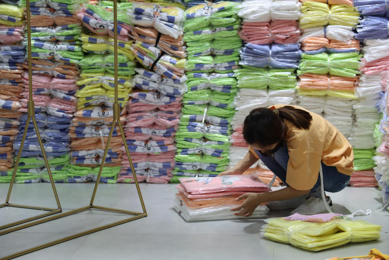 复工后服装商家正忙于处理库存。新京报记者 陆一夫 摄