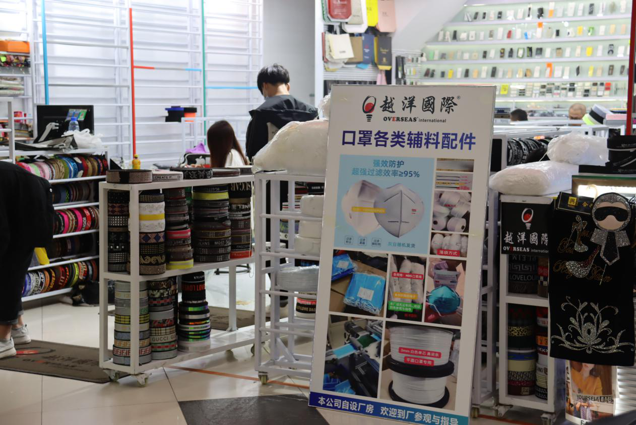 布匹市场中，有辅料商户供应口罩原料。新京报记者 陆一夫 摄