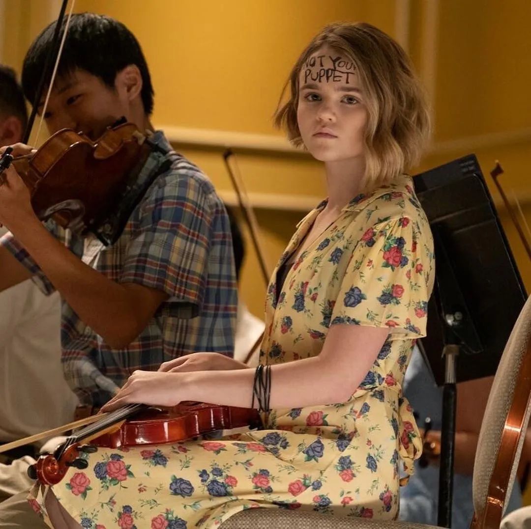 家庭规矩的枷锁也只是她身上的一部分,作为一名被同学视为怪胎的同性