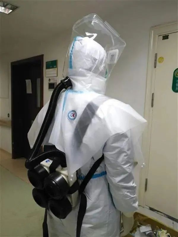 [厉害]硬核加拿大:医生改装呼吸机一拖九,华人自制医用隔离罩