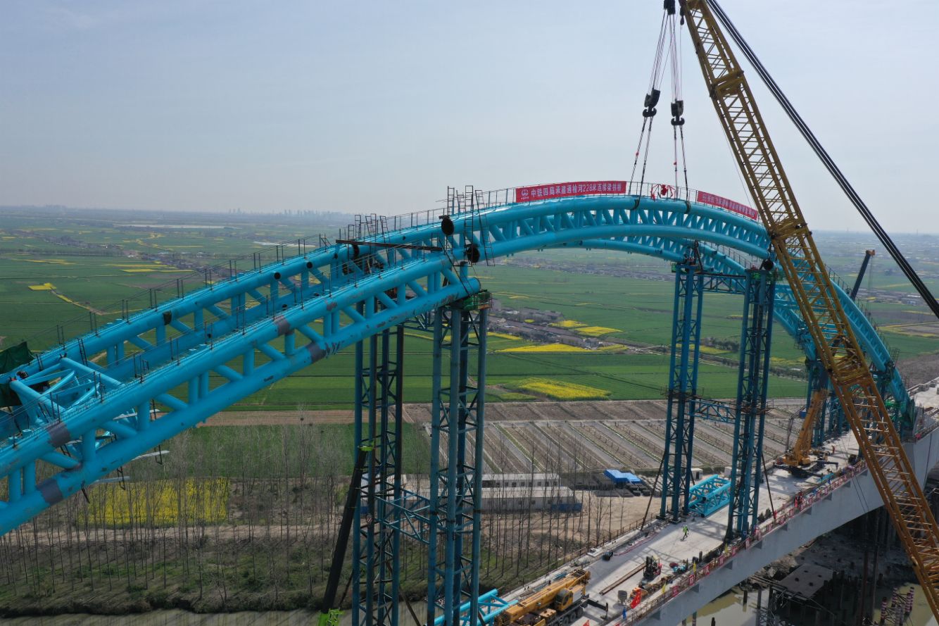 盐通铁路最大控制性工程——国内在建高铁最大跨度连续梁拱桥合龙
