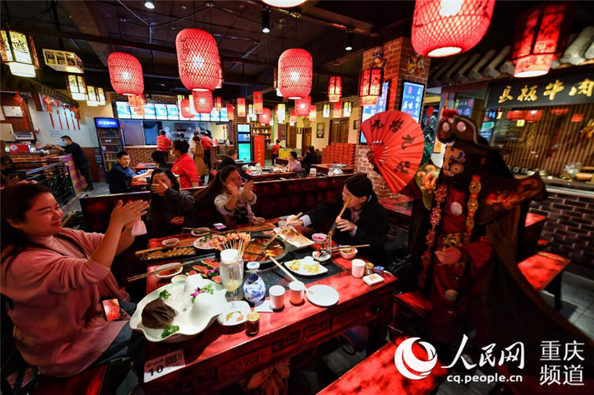 山城街头又飘火锅香