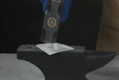 这是一段高速摄影,在纸上有1毫升的硝酸甘油,它受到了锤子的快速撞击