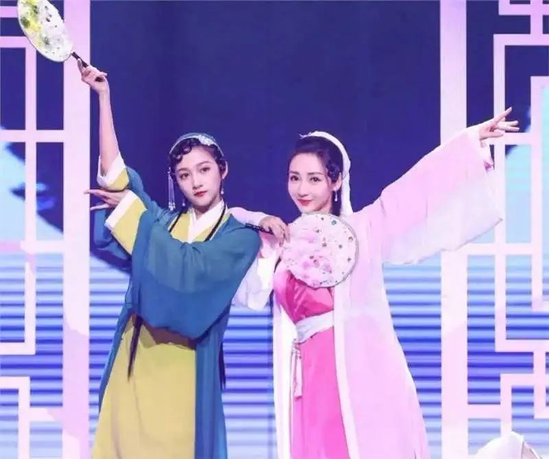 关晓彤郑爽同框对比差距也太大了吧