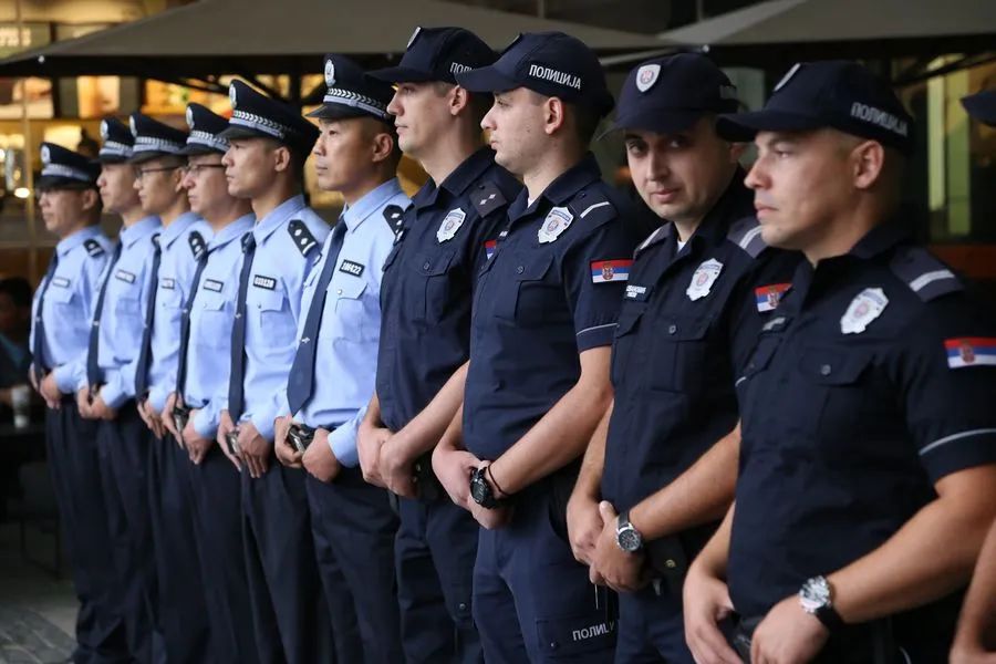 中国人在国外成了"洋大人",但这真值得高兴吗?