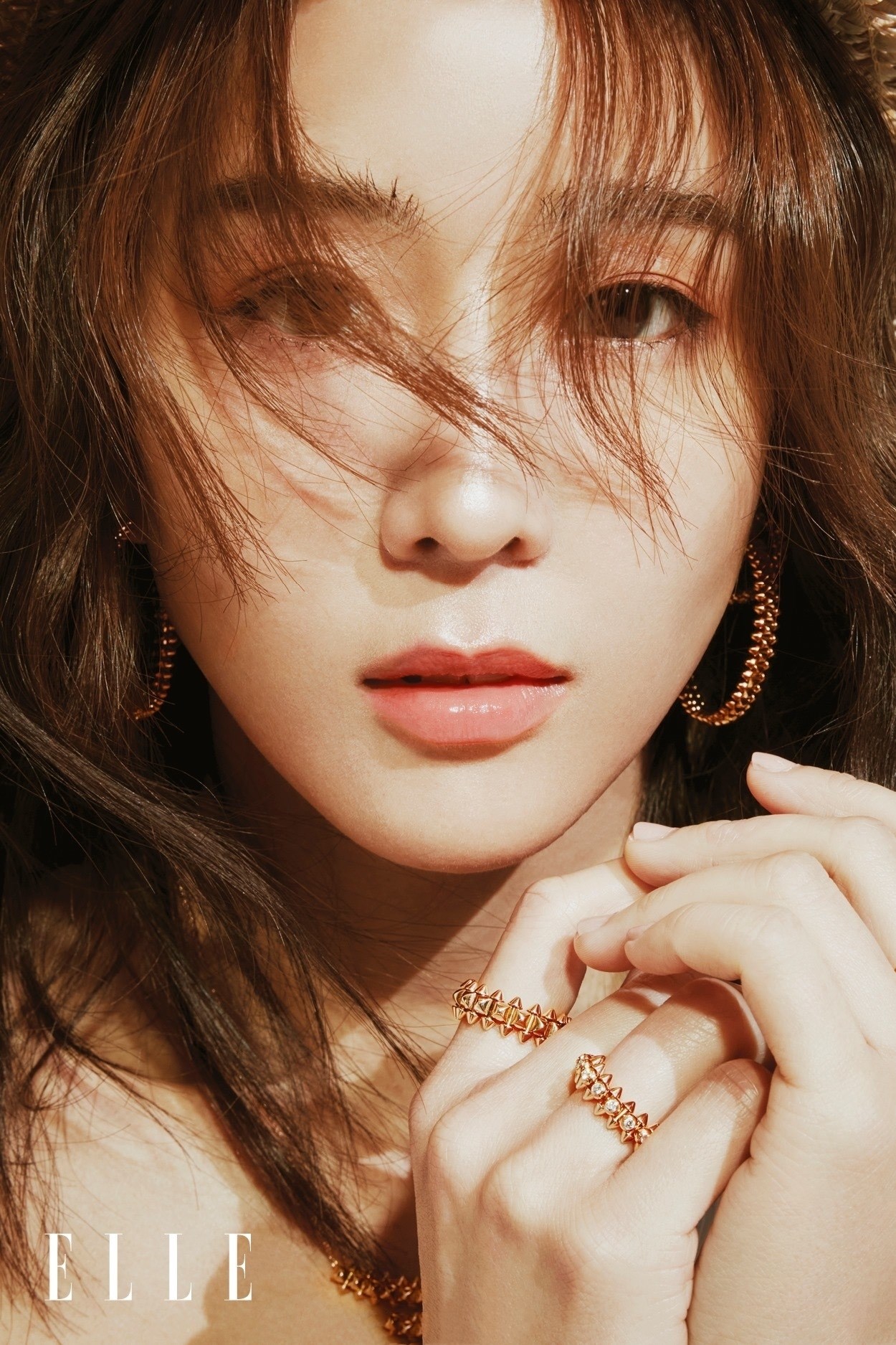 张钧甯杂志封面大片 春光明媚悠然自得