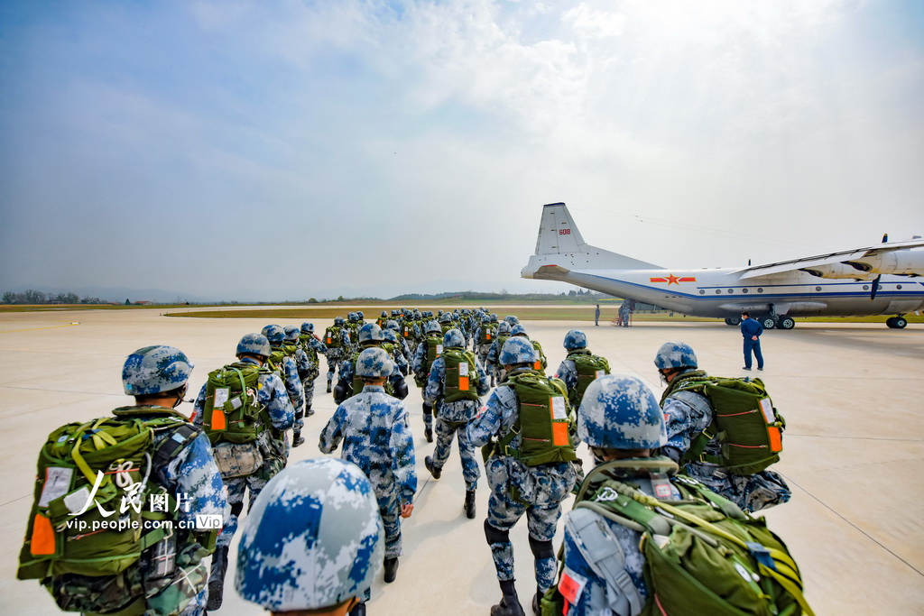 直击驻鄂空军空降兵某旅伞降训练