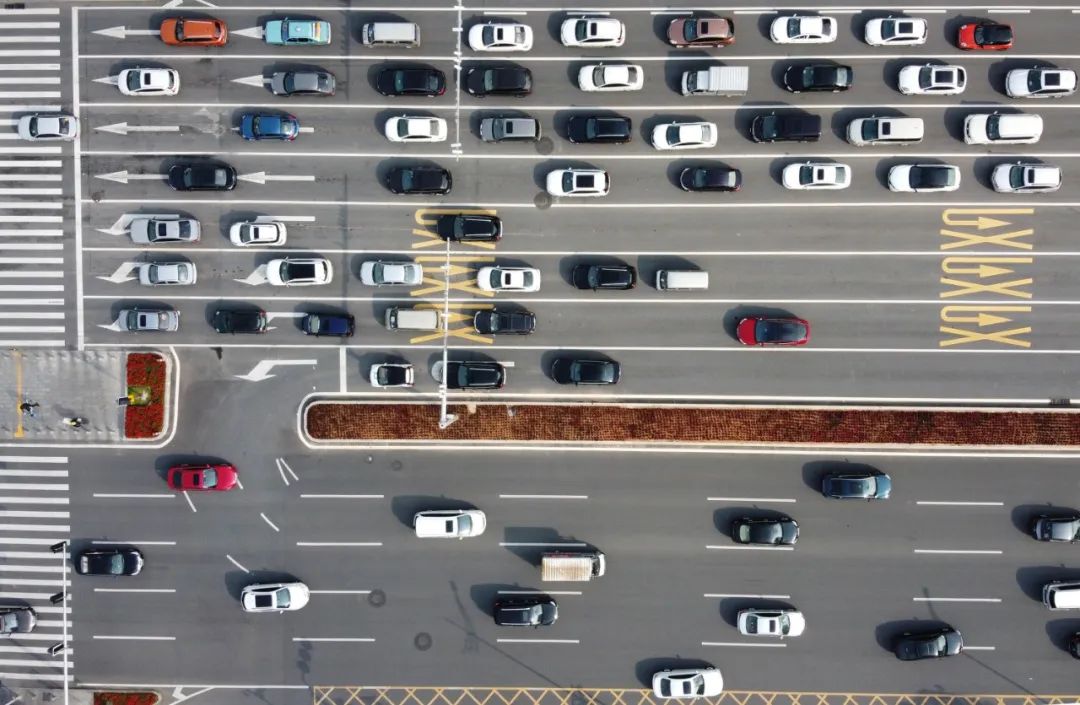 戴口罩指引》的要求佩戴,在居家,户外,以及无人员聚集,通风良好场所