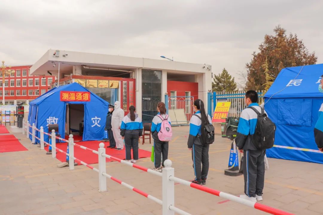 固原高三学生返校开课首日:进校园测体温,上课戴口罩,食堂一人一桌