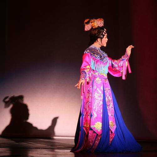 男扮女装唱女声只是舞台表现李玉刚在台下可不像台上那么娘