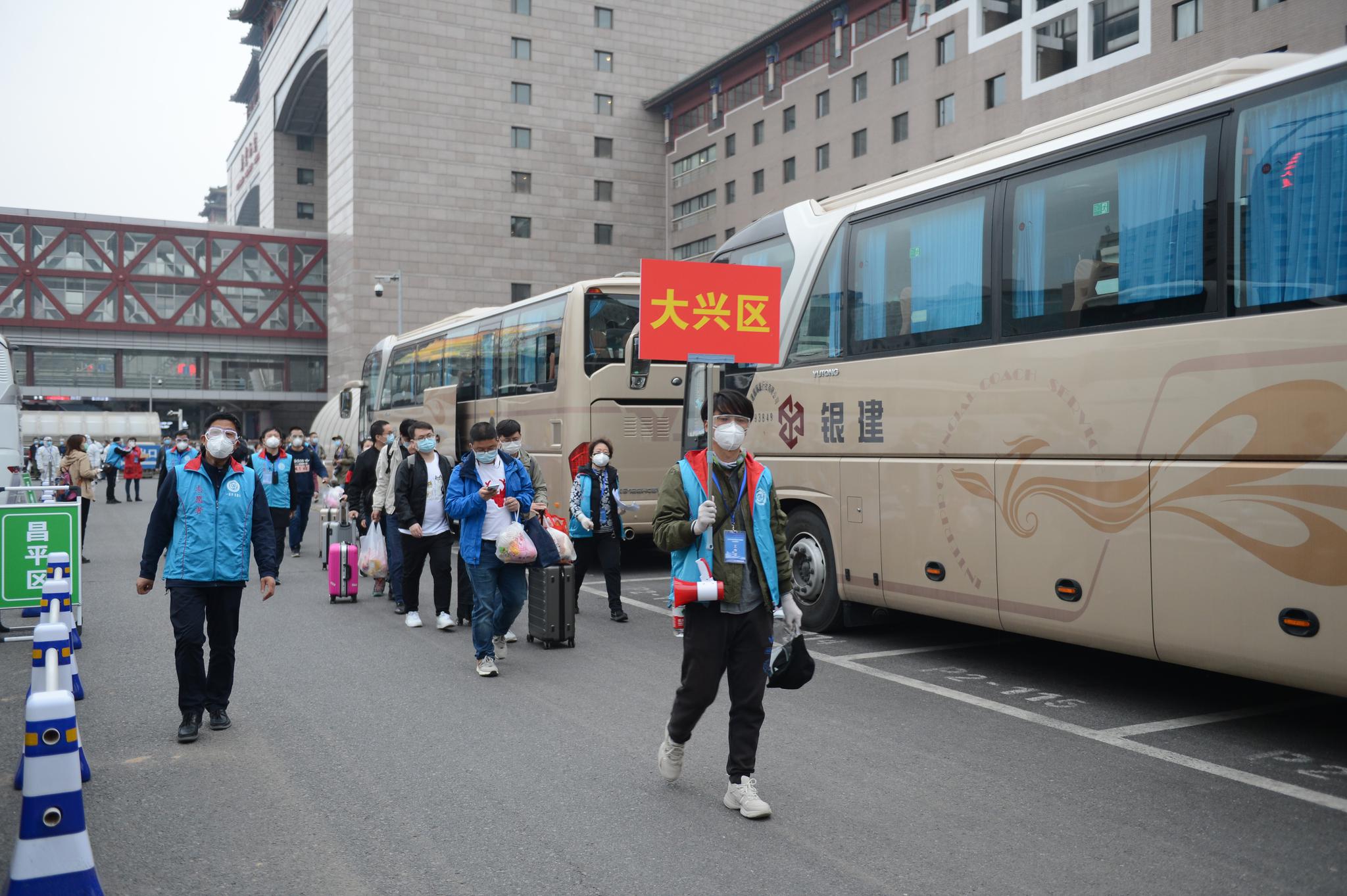 大兴区迎接首批42名在鄂北京人员回家。大兴区供图