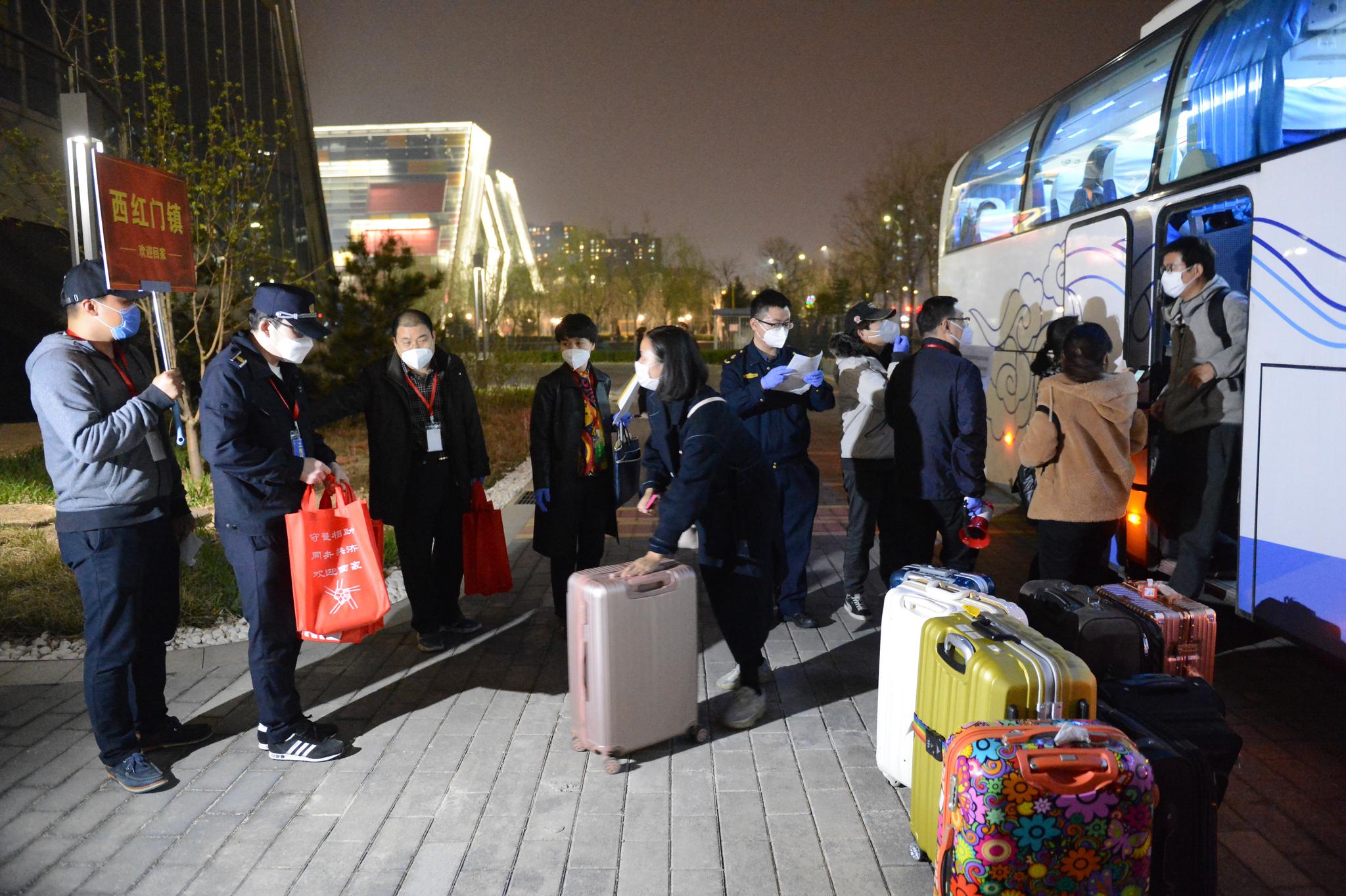 大兴区迎接首批42名在鄂北京人员回家。大兴区供图