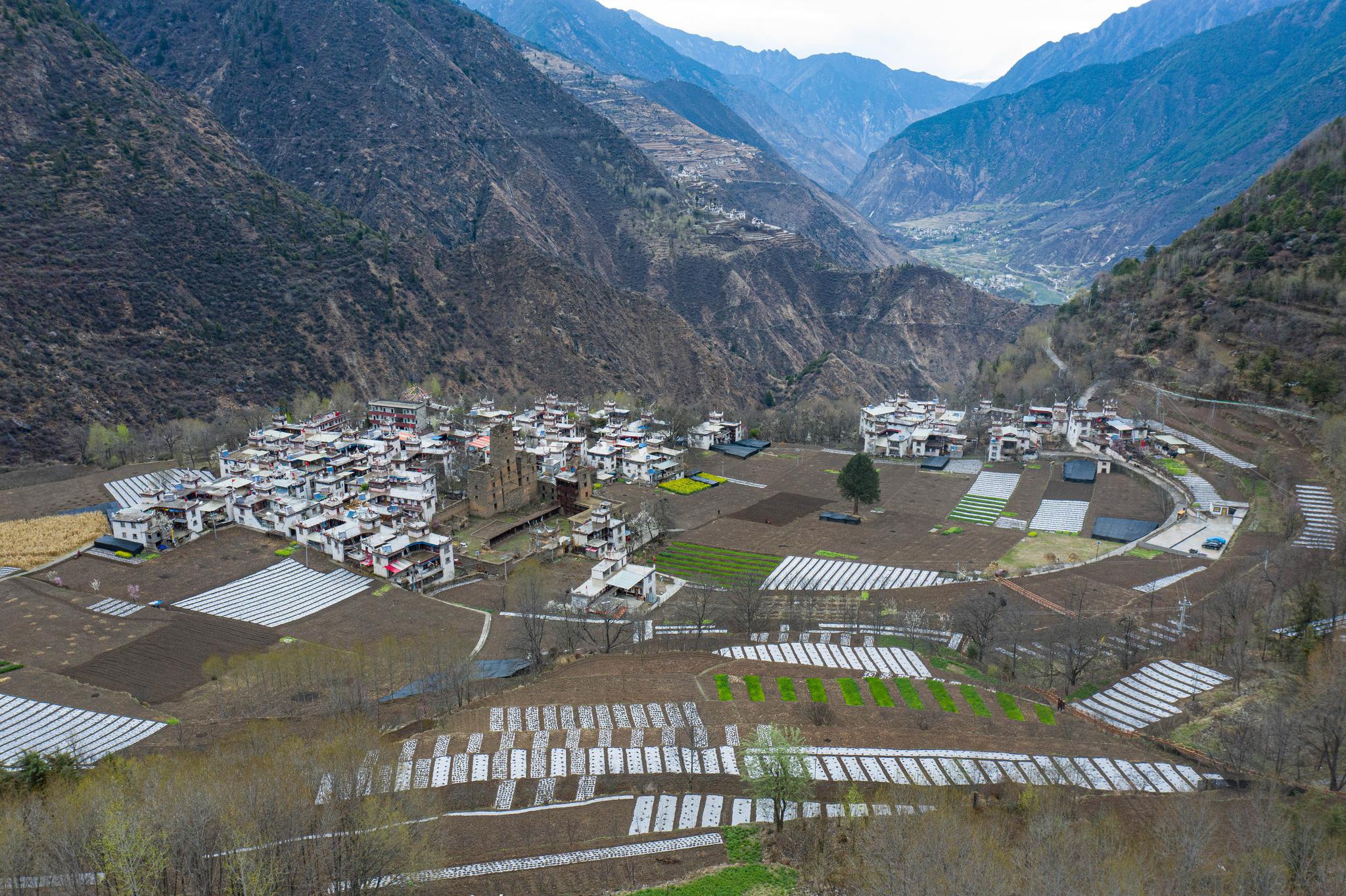 新华社记者江宏景摄↑3月26日,在丹巴县巴底乡邛山一村,当地藏族群众
