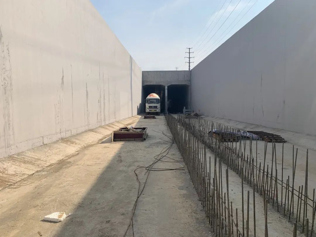 图为:神山公园侧u型槽段主体结构完工