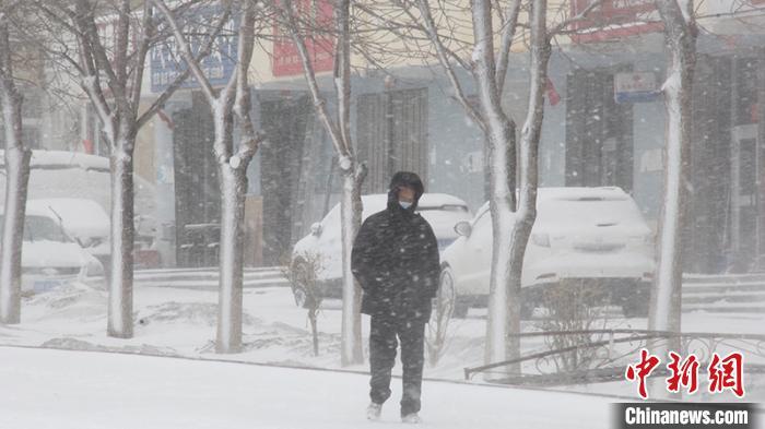 资料图：3月23日，新疆北部降雪，居民冒雪出行。　孟瑞丽 摄