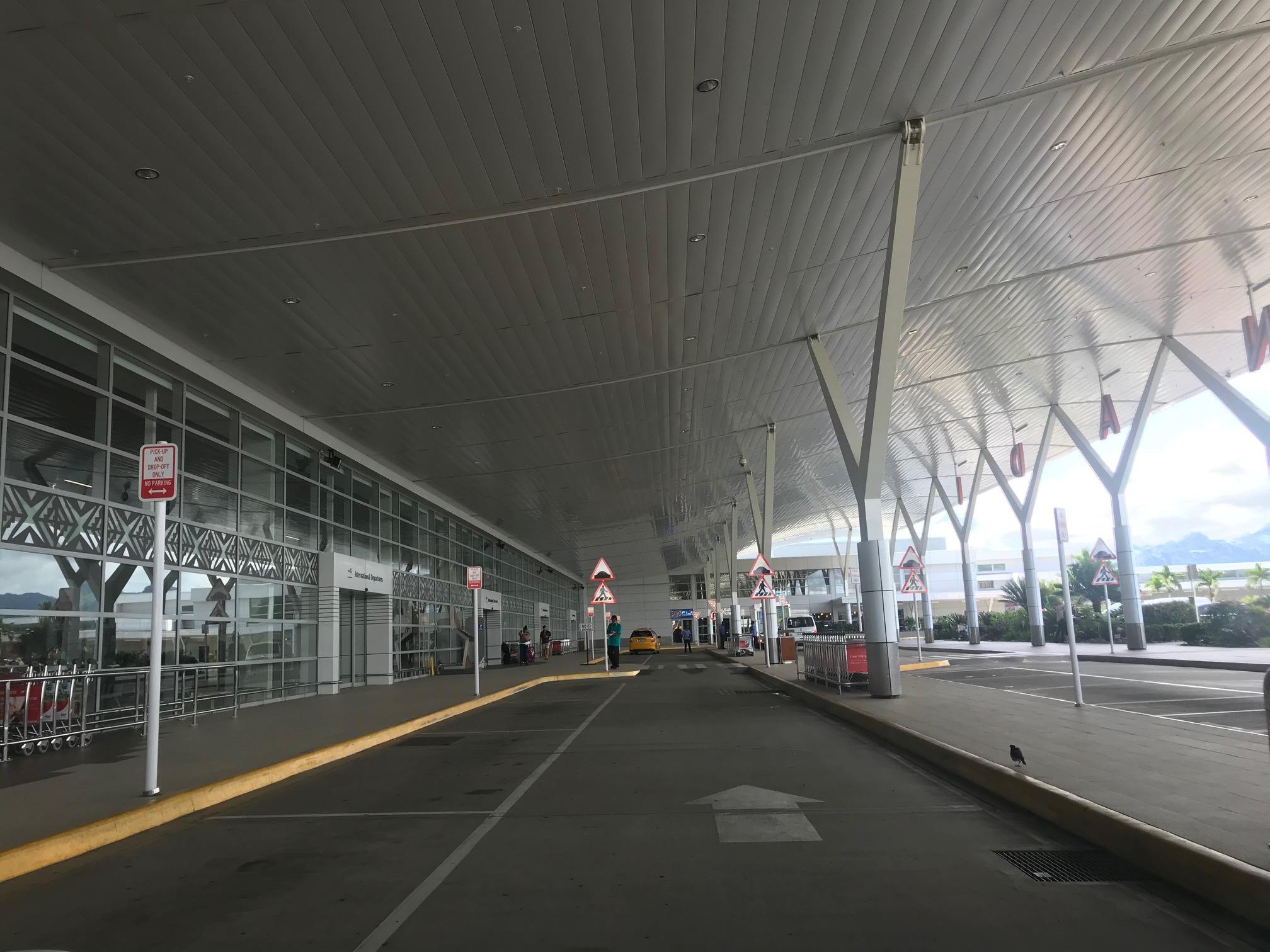 3月26日,在斐济楠迪国际机场,即将关闭的航站楼外空空荡荡.