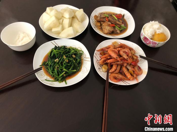 图为民众使用"家庭公筷"就餐. 林波 摄