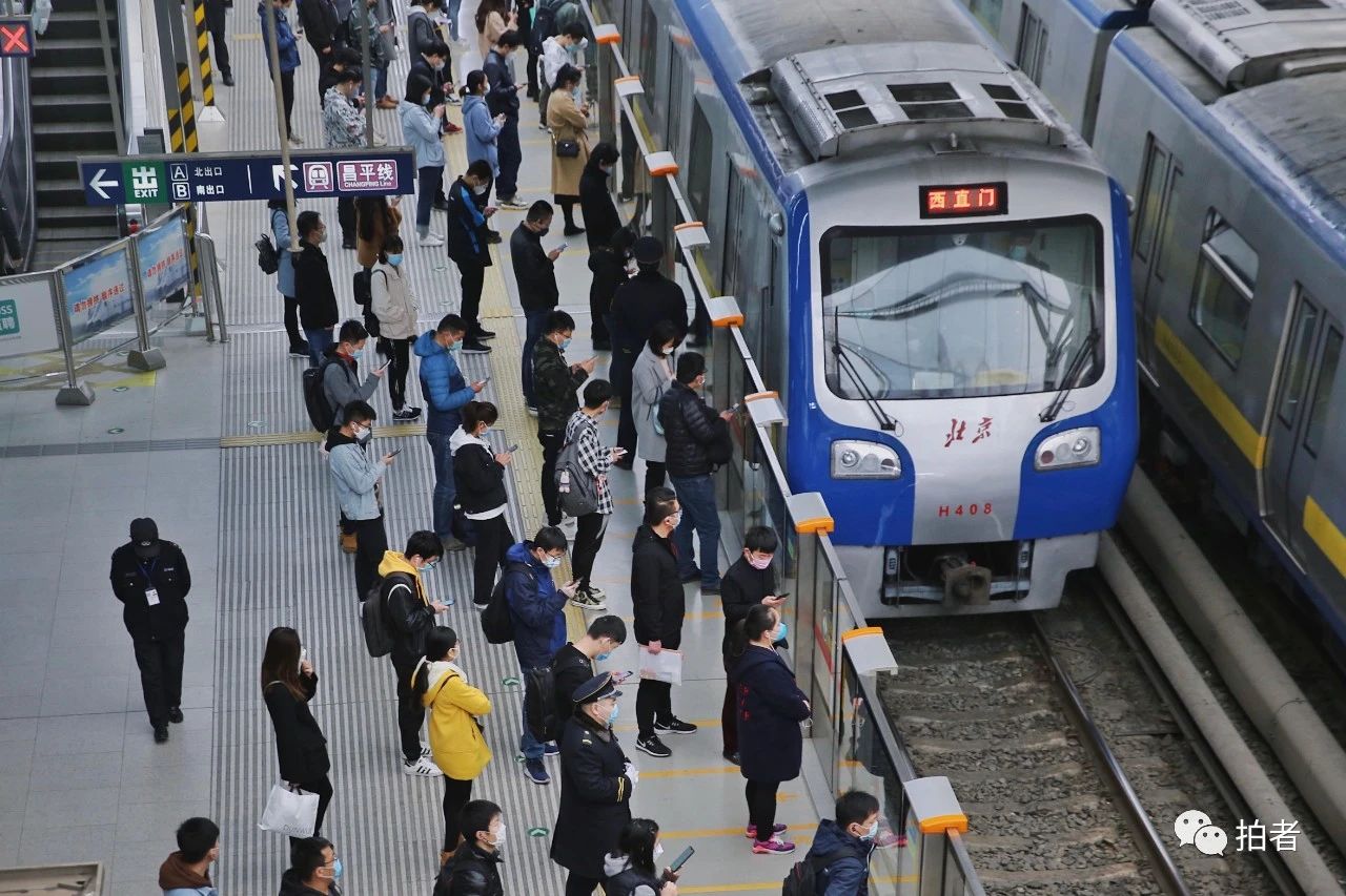 △ 3月24日，西二旗地铁站，站内乘客自觉保持一定距离排队候车。