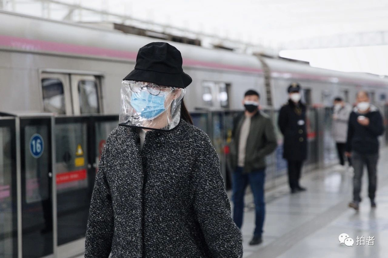△ 3月24日，西二旗地铁站，戴着防护帽的乘客。