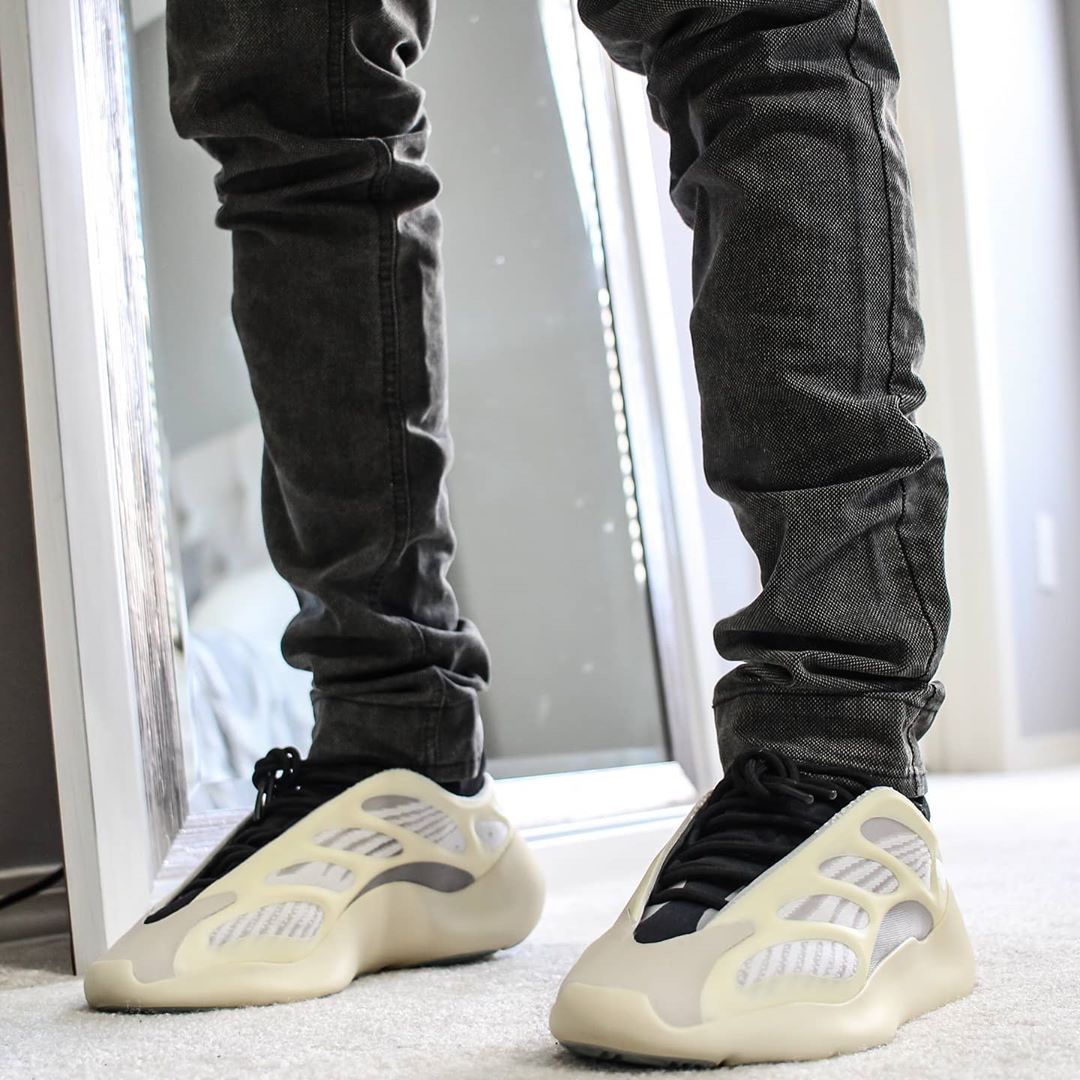 侃爷抢先上脚yeezy700v3新配色鞋面酷似月球表面