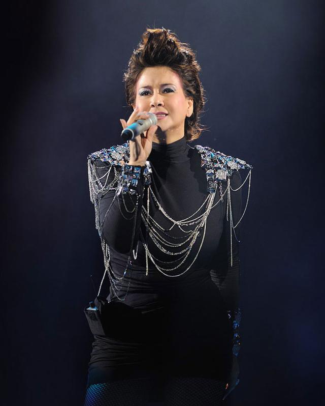 她混血容貌唱功突出,唱《射雕》上春晚,影响力为何不及邓丽君?